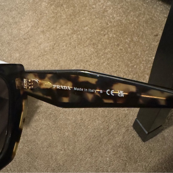 Prada women’s sunglassess - Picture 5 of 7